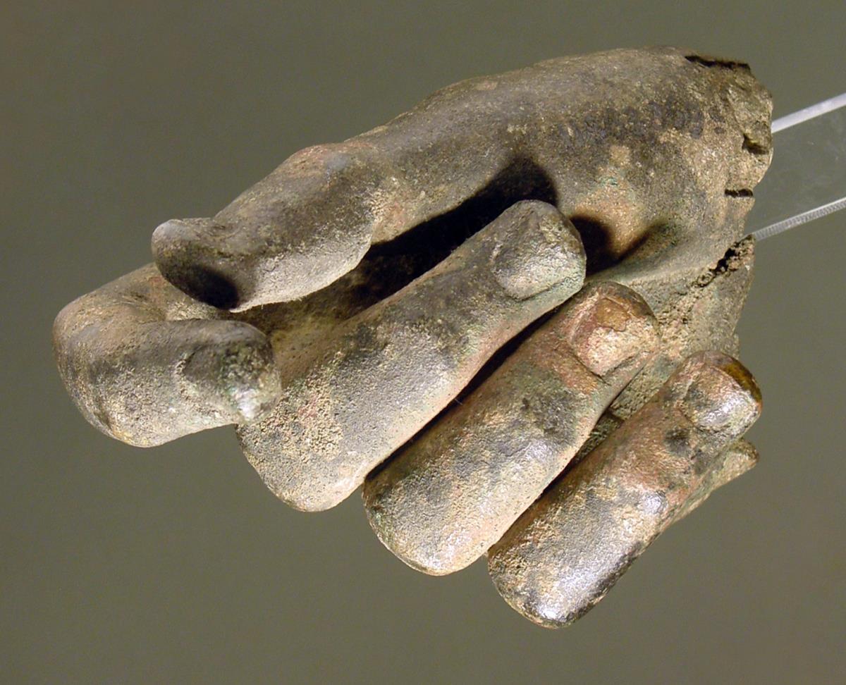 - Objekt ohne Beschreibung - (rechte Hand einer lebensgroßen Bronzestatue)