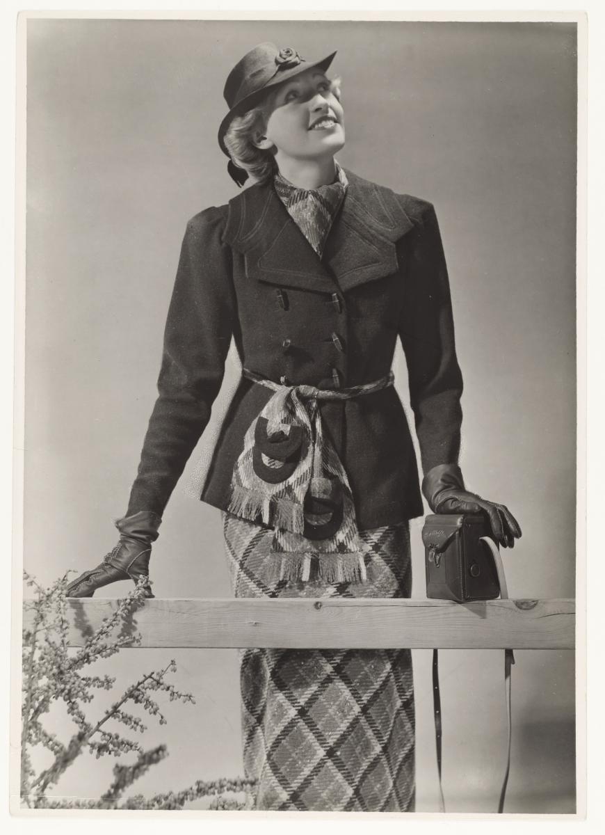 Frau in Jacke und Rock von Mondial