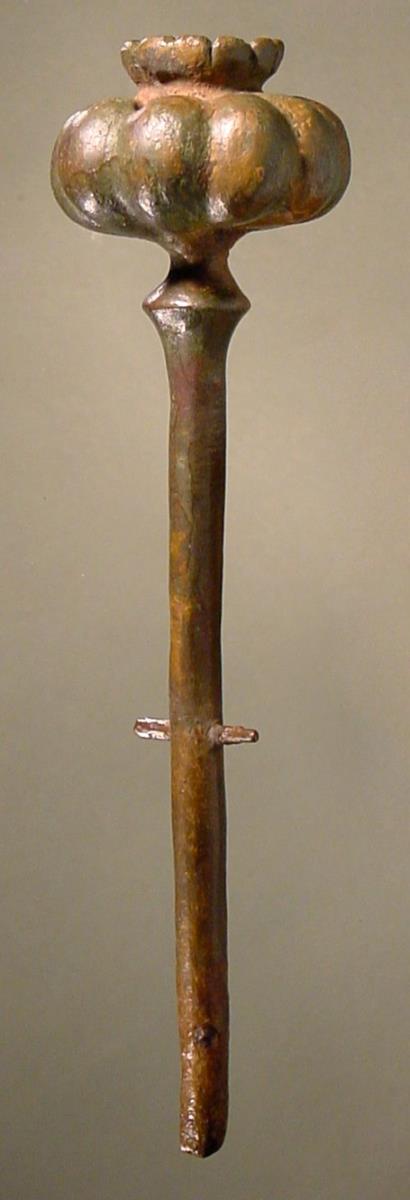 Mohnstengel ("einst als Attribut an einer Demeterstatue befestigt"; vgl. Misc. 6253)
