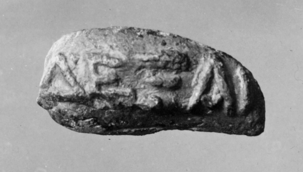 Schleuderkugel mit griechischer Inschrift ΔΕΧΑΙ