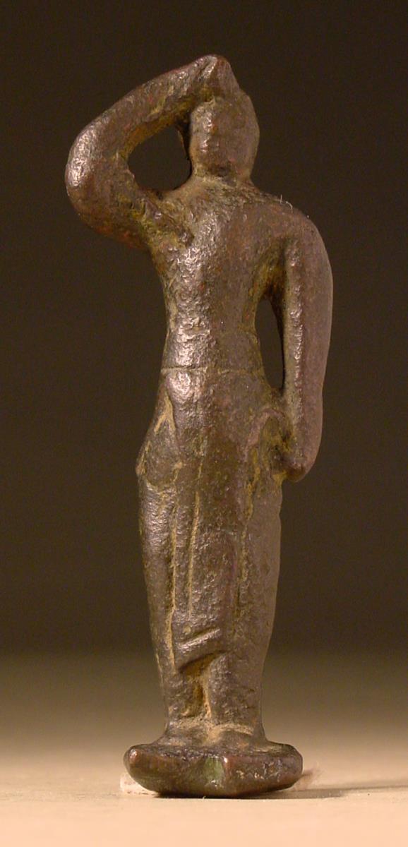 Minoische Statuette eines stehenden gegürteten Mannes