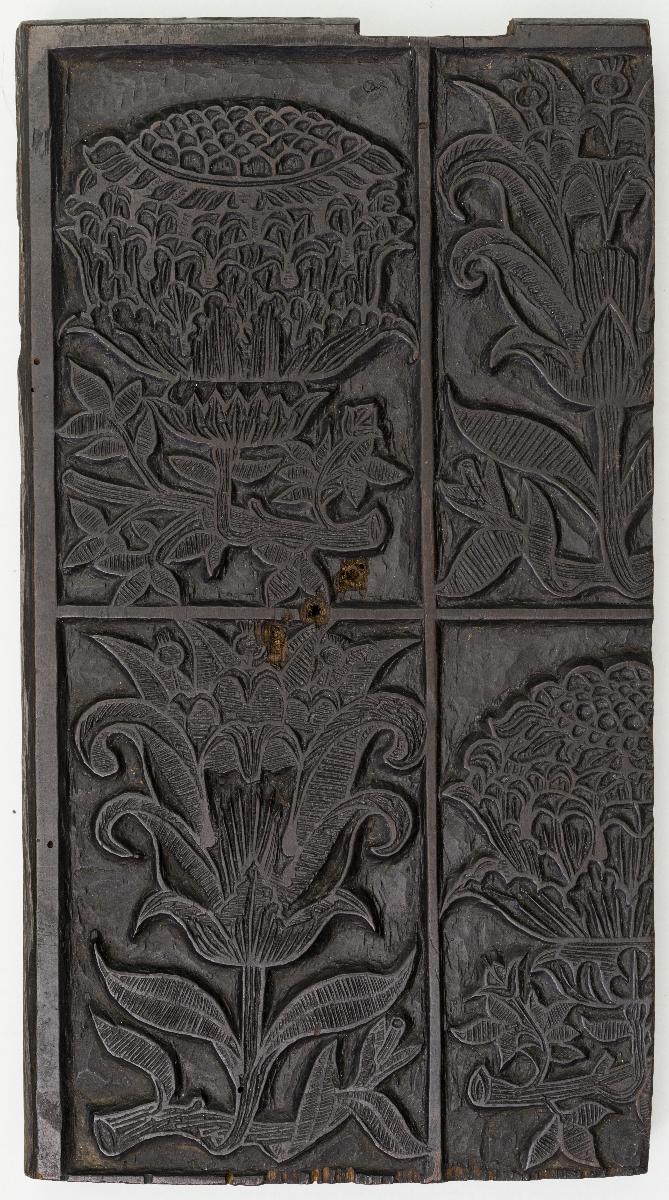 Fragment einer Tapete (?), Dekorationsblatt (über Kreuz die gleichen Blumen).