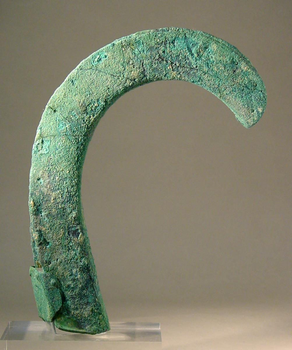 Etwas fragmentierter Helmbuschbügel