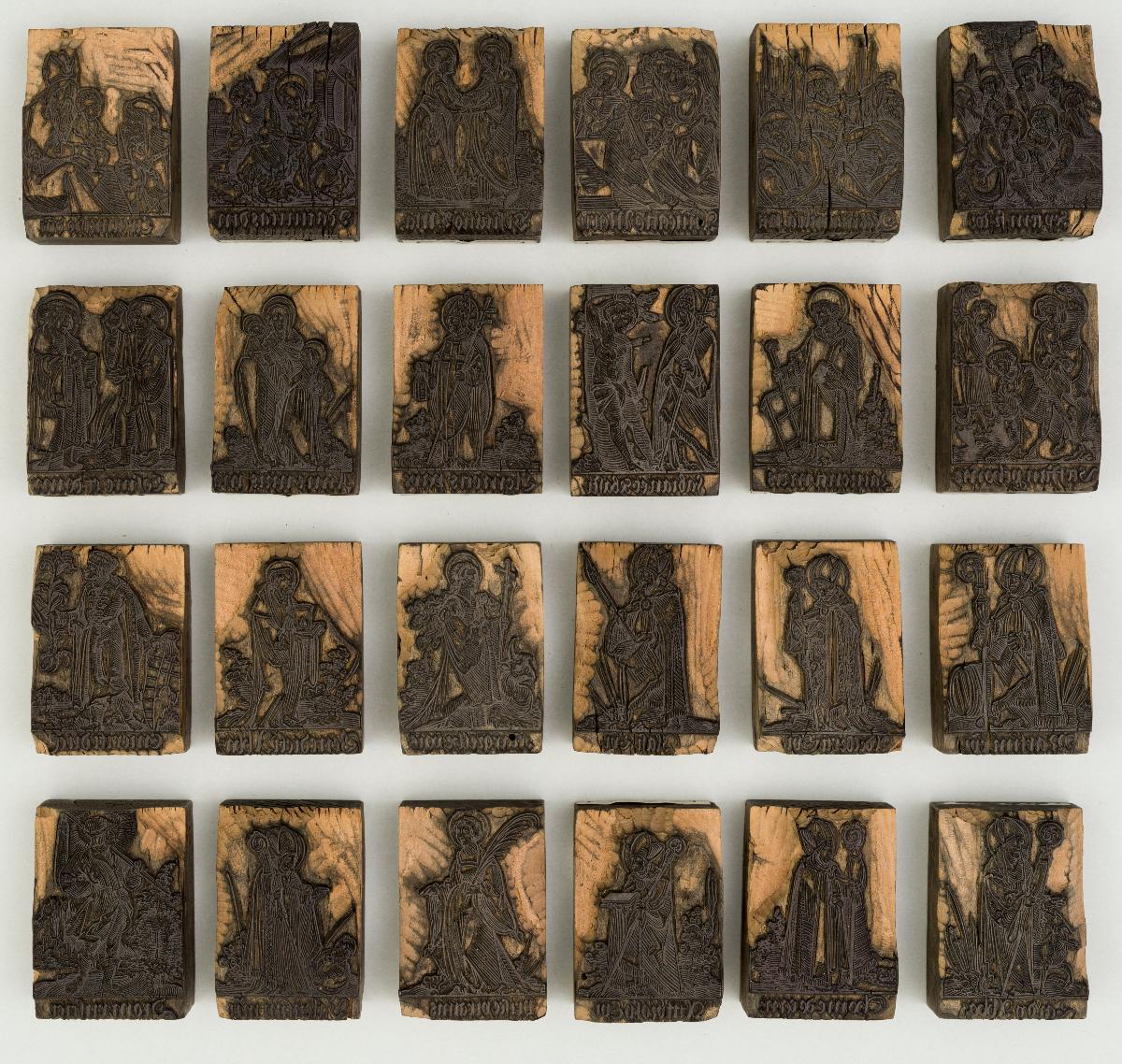 Heiligenbilder. Beschneidung / Geburt / Heimsuchung / Verkündigung / ? / ? / ? / ? / Papst Clemens / Fabian und hl. Sebastian / hl. Laurentius / Steinigung Stephan / Emerit /hl. Benedikt / hl Margarethe/hl Blasius?/hl Adalbert?/hl Martin/(Domrufer) / hl Valentin / ? / hl. Ambrosius / ? / ? / (24 Stöcke)