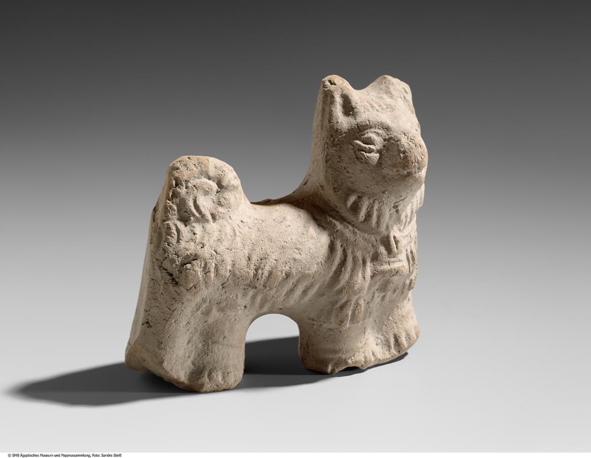 Terrakotte in Gestalt eines stehenden Hundes (Spitz) mit Halsband