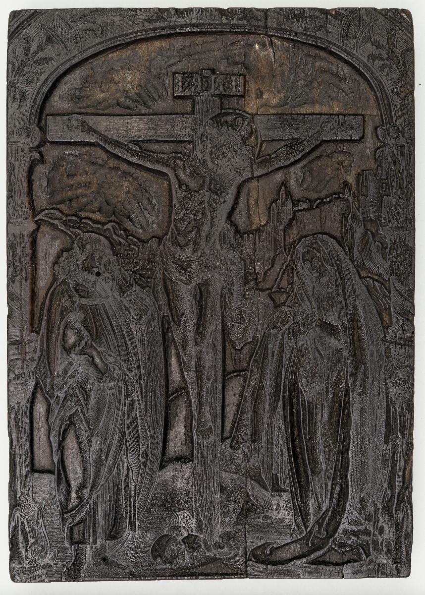 Kruzifix, mit Maria und Johannes unter Rundbogen