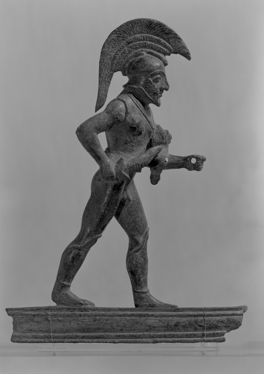 Aufsatzfigur eines archaischen Kessels: Statuette eines schreitenden Kriegers (Hoplit)