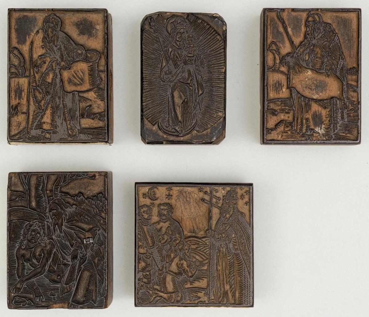 -Fußwaschung (?) (verso: Evangelist); -Mondsichel-Madonna; -Evangelist; -Unklar (verso: unklar) Metallschere einmontiert; -3 Personen vor Herrscher (verso: Farbplatte dazu ?)
(5 Stöcke)