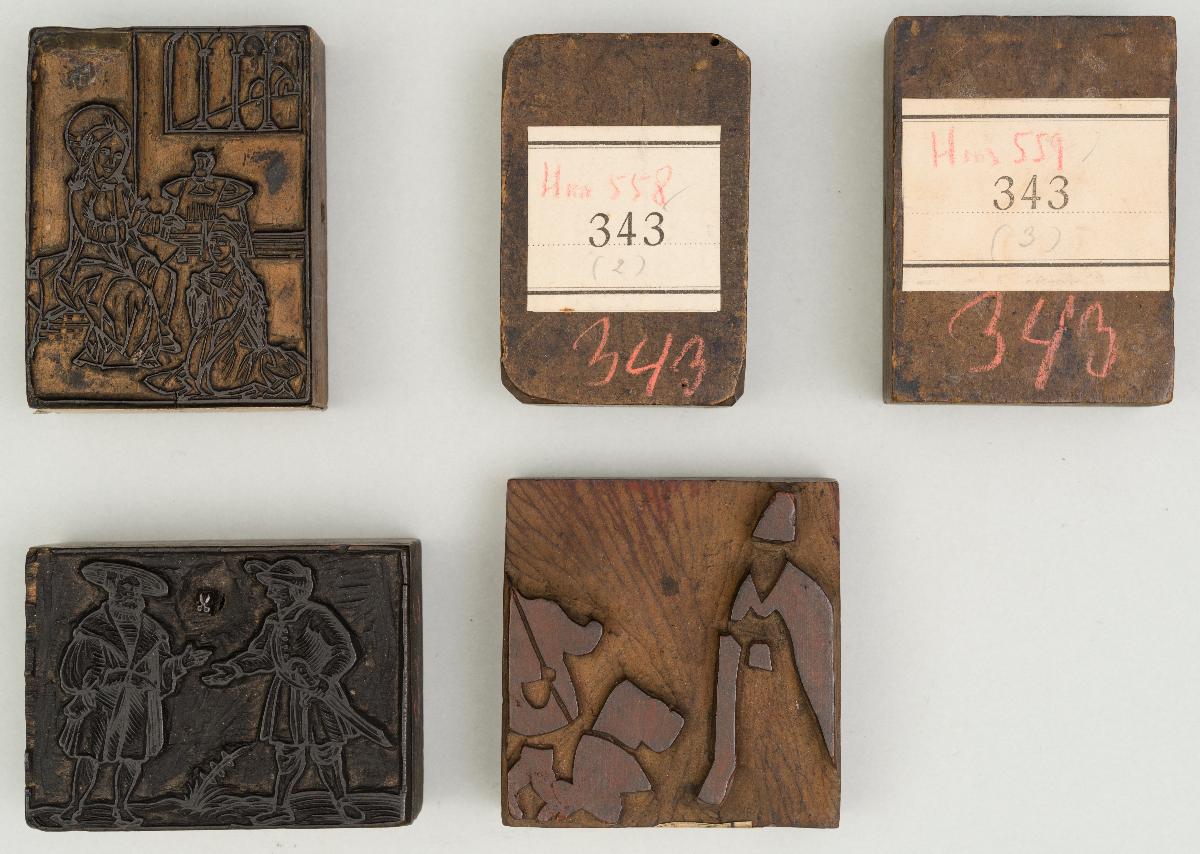 -Fußwaschung (?) (verso: Evangelist); -Mondsichel-Madonna; -Evangelist; -Unklar (verso: unklar) Metallschere einmontiert; -3 Personen vor Herrscher (verso: Farbplatte dazu ?)
(5 Stöcke)