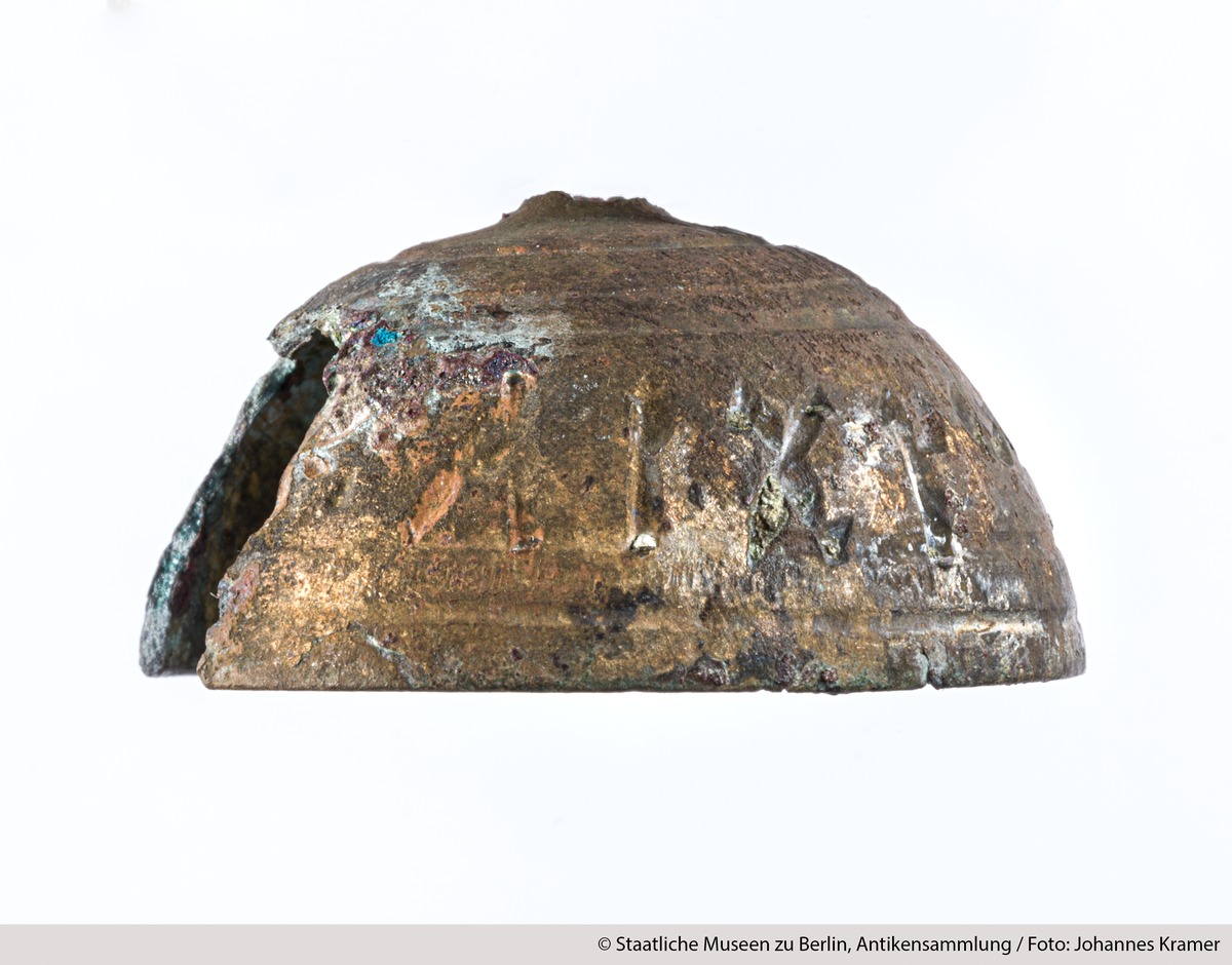 Glocke (?) mit griechischer Inschrift: ΕΥΤΥΧ… ΚΑΙ ΧΡΩ