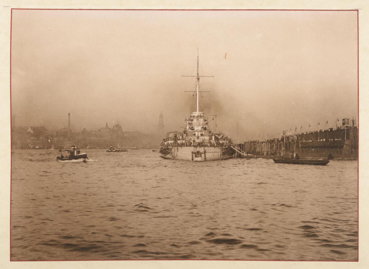 Blohm & Voss, davor Panzerkreuzer Moltke (aus dem Album "Hamburg: Land und Leute der Niederelbe")