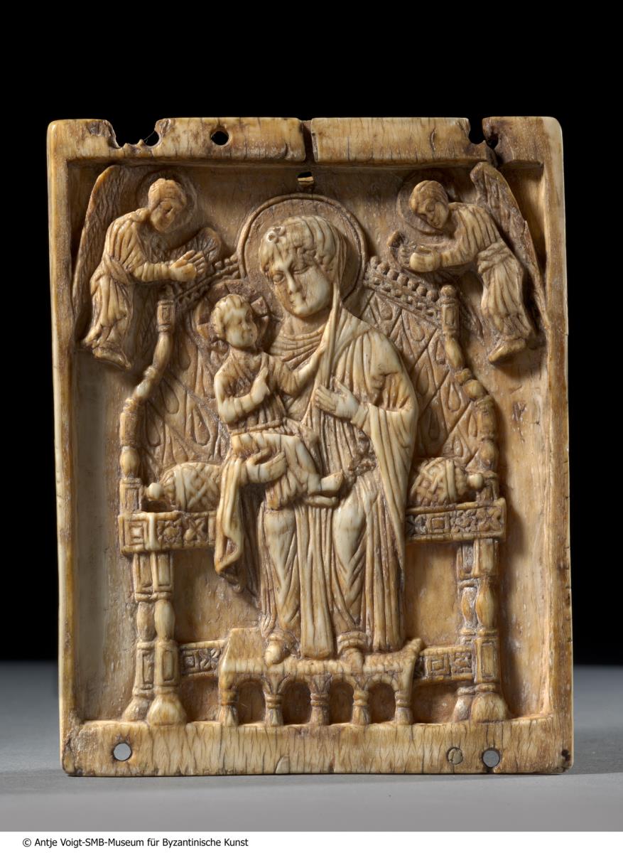 Mittelteil eines Klappaltares mit Maria im Typus der Hodegetria und mit einer Runeninschrift (auf der Schmalseite)
