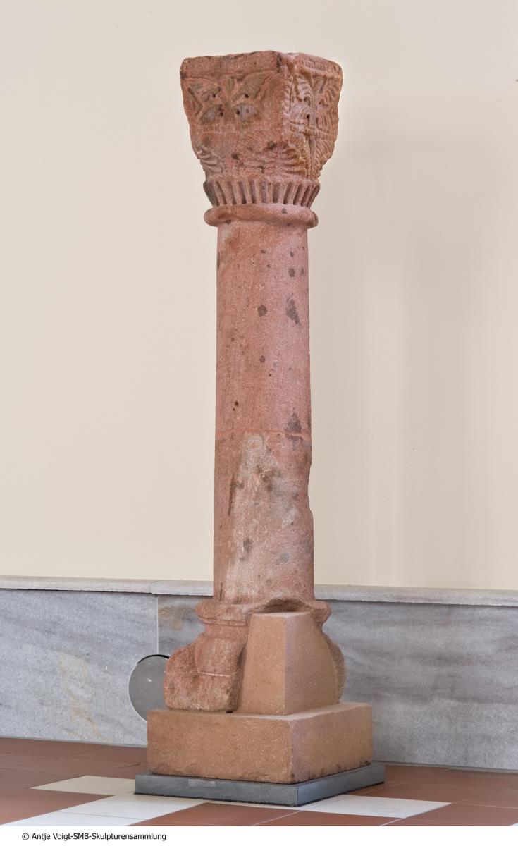 Säulchen mit Palmettenkapitell und Basis