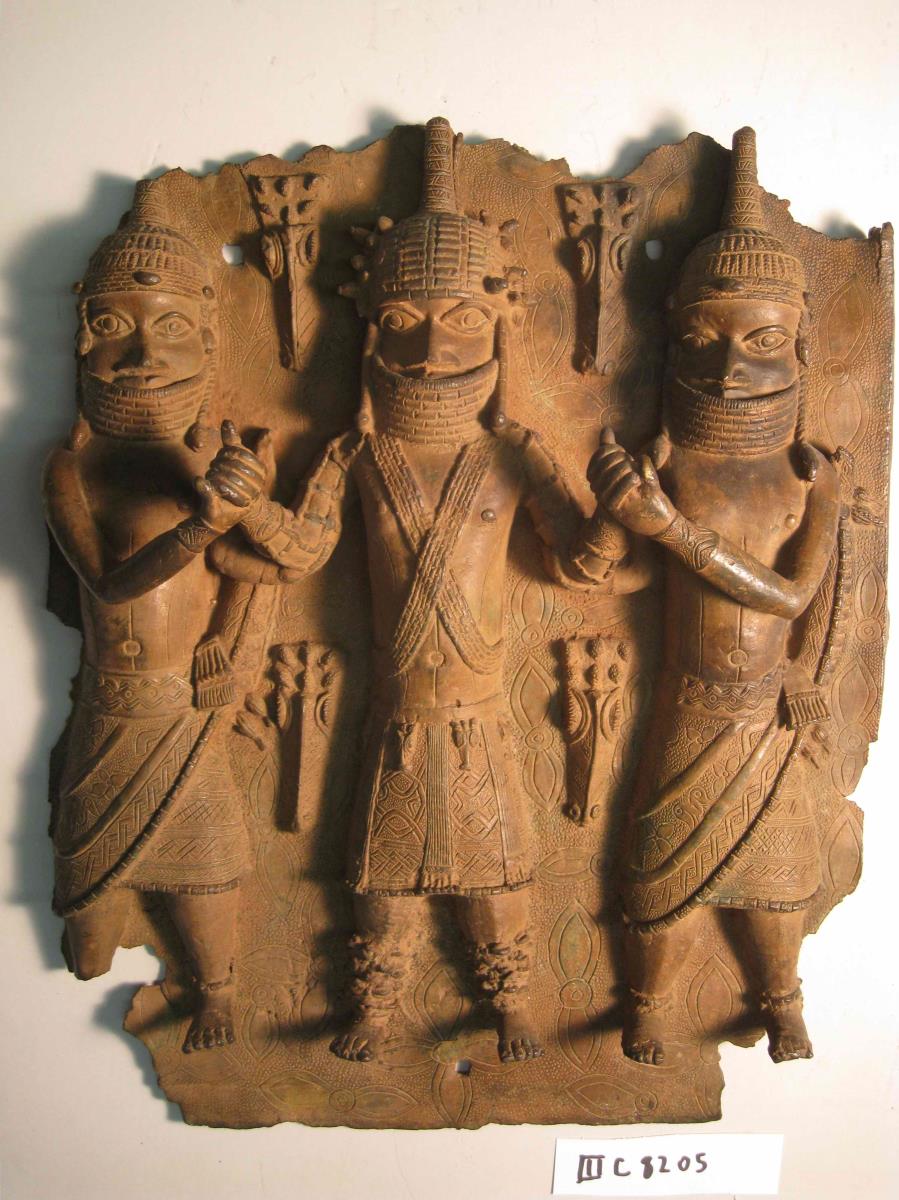 König mit Begleitfiguren