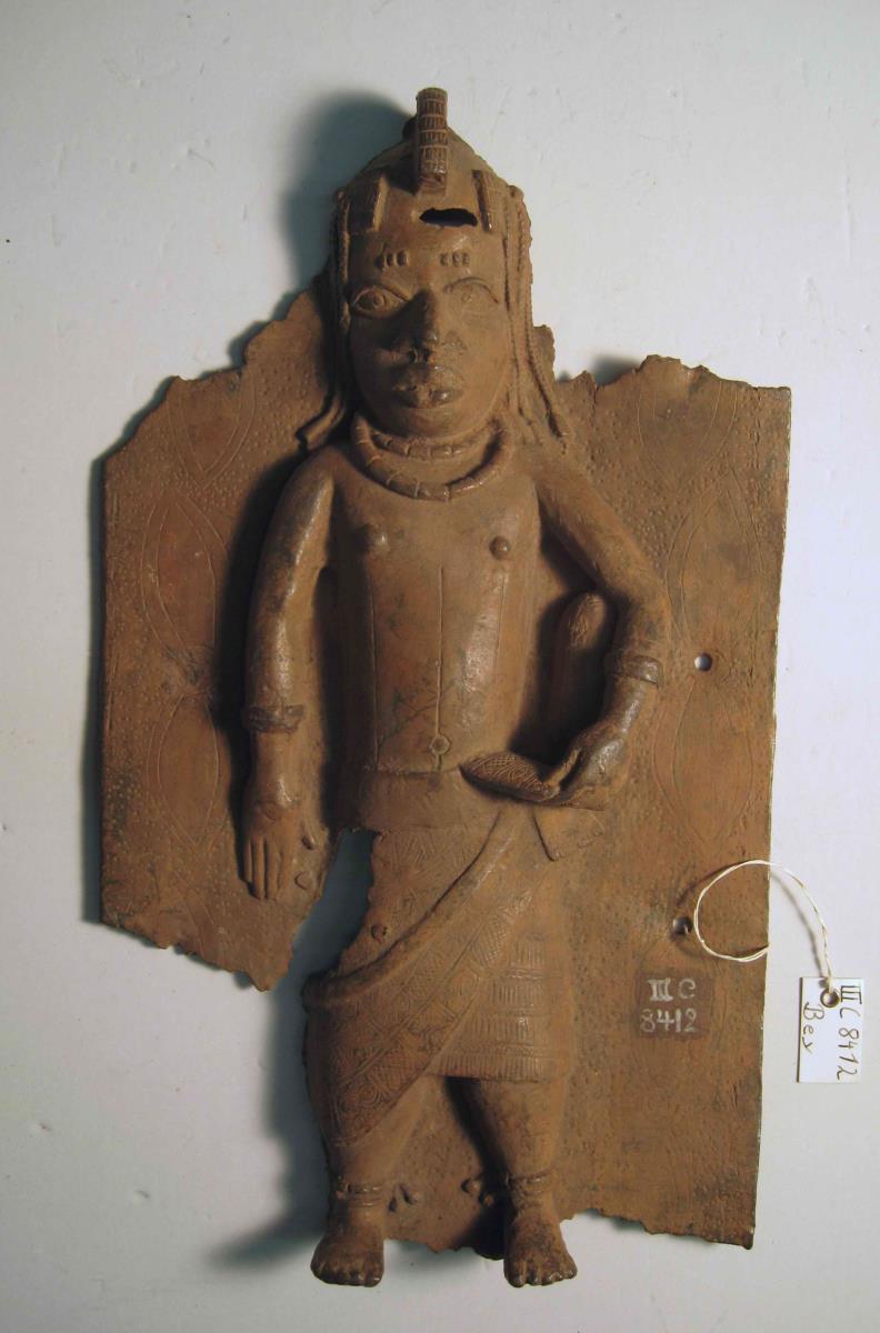 Höfling mit kleiner Tasche
