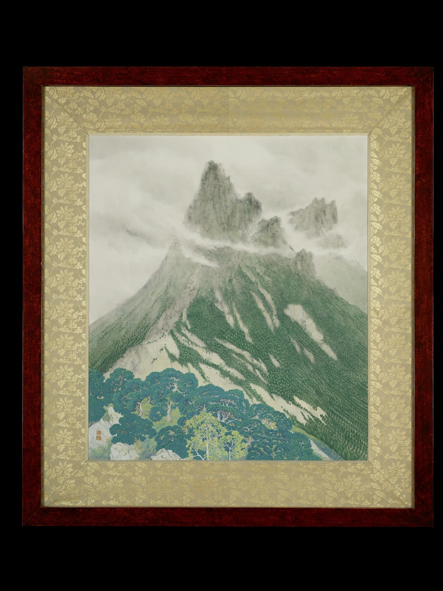 Berggipfel über weißen Wolken