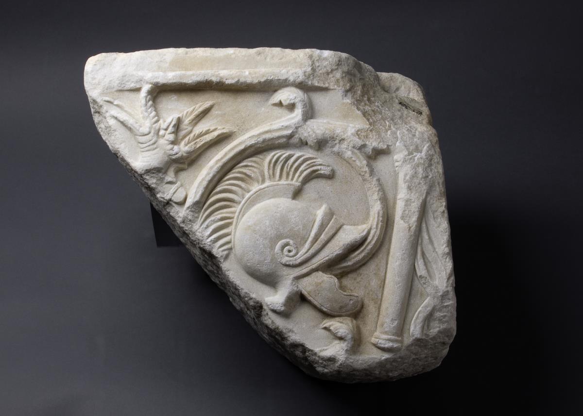 Fragment eines Rankenfrieses mit Waffen