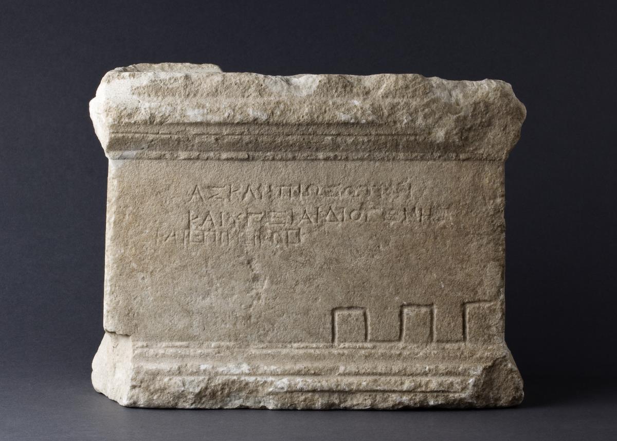Kleiner Altar mit Weihinschrift für Heilgottheiten (Asklepios Soter und Hygieia) von Diogenes und Epineikos
