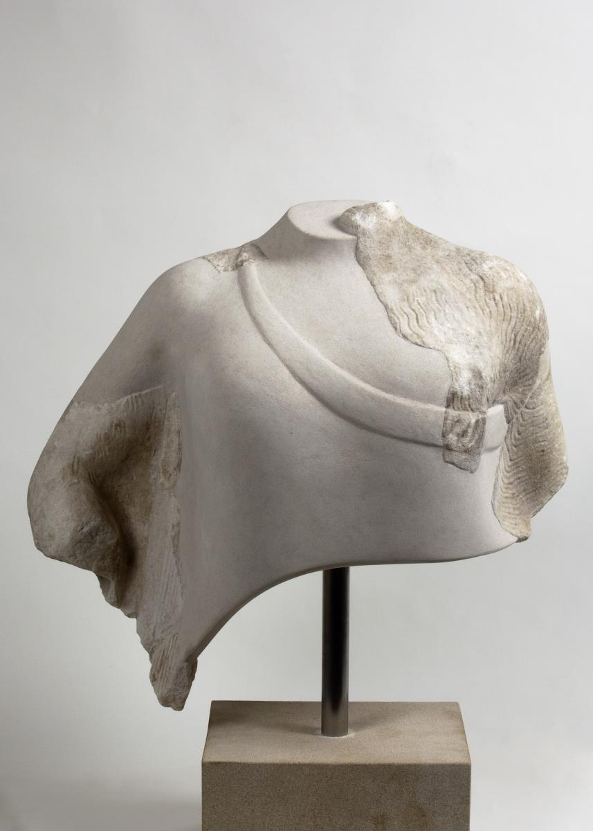 Fragment vom Oberkörper einer weiblichen Figur (Kore)