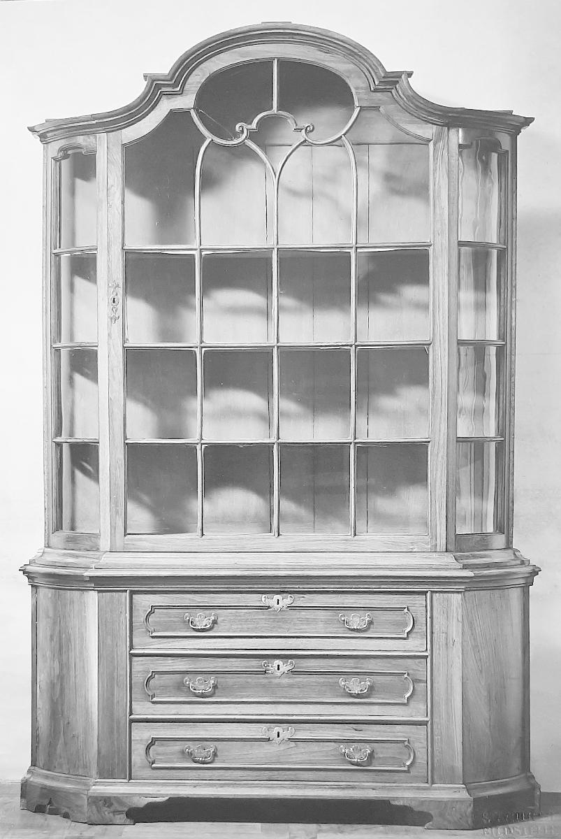 Porzellanschrank