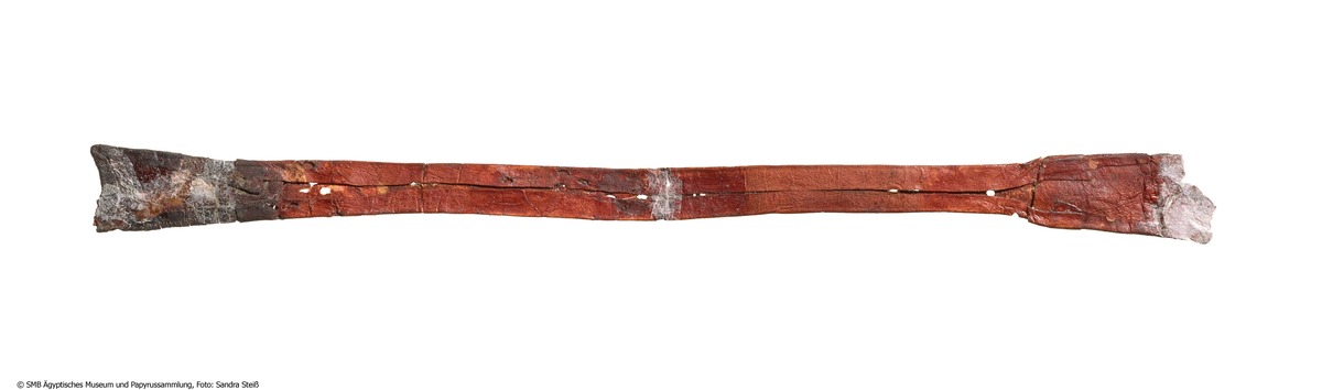 Mumienband mit eingepressten Darstellungen von König Osorkon I. vor Mut