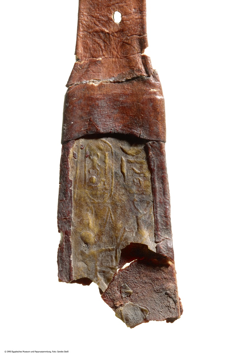 Mumienband mit eingepressten Darstellungen von König Osorkon I. vor Mut