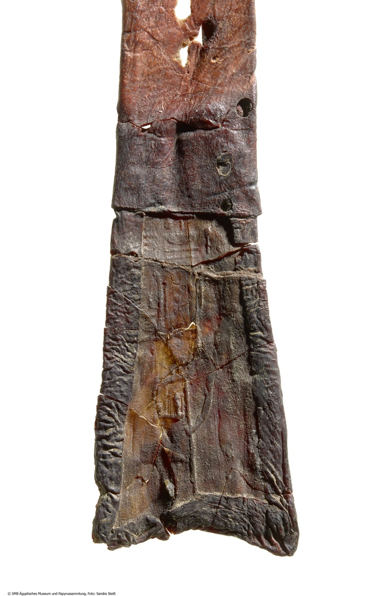 Mumienband mit eingepressten Darstellungen von König Osorkon I. vor Mut