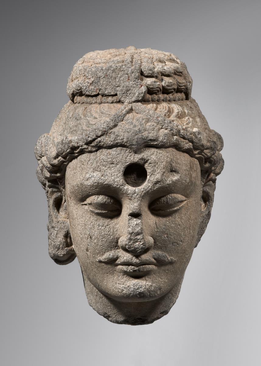 Kopf eines Bodhisattva mit Schnurrbart mit großer kreisrunder Einlassung für Urna
