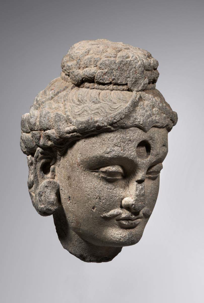Kopf eines Bodhisattva mit Schnurrbart mit großer kreisrunder Einlassung für Urna