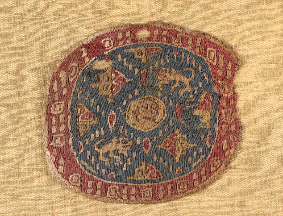 Besatz mit figürlichen und pflanzlichen Motiven