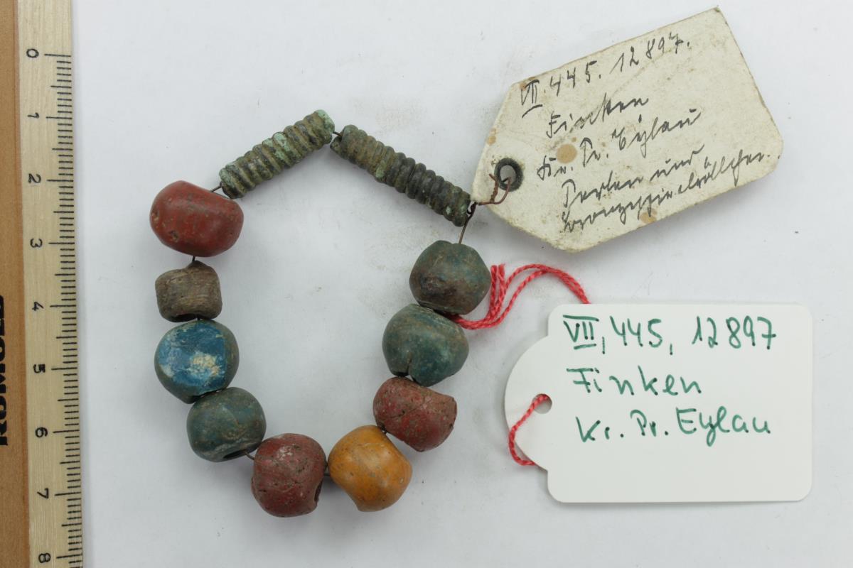 Kette aus Glasperlen und Bronzespiralen