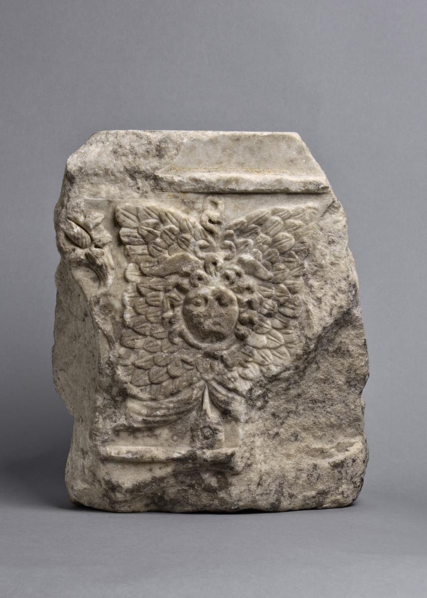 Fragment eines Rankenfrieses mit Ägis