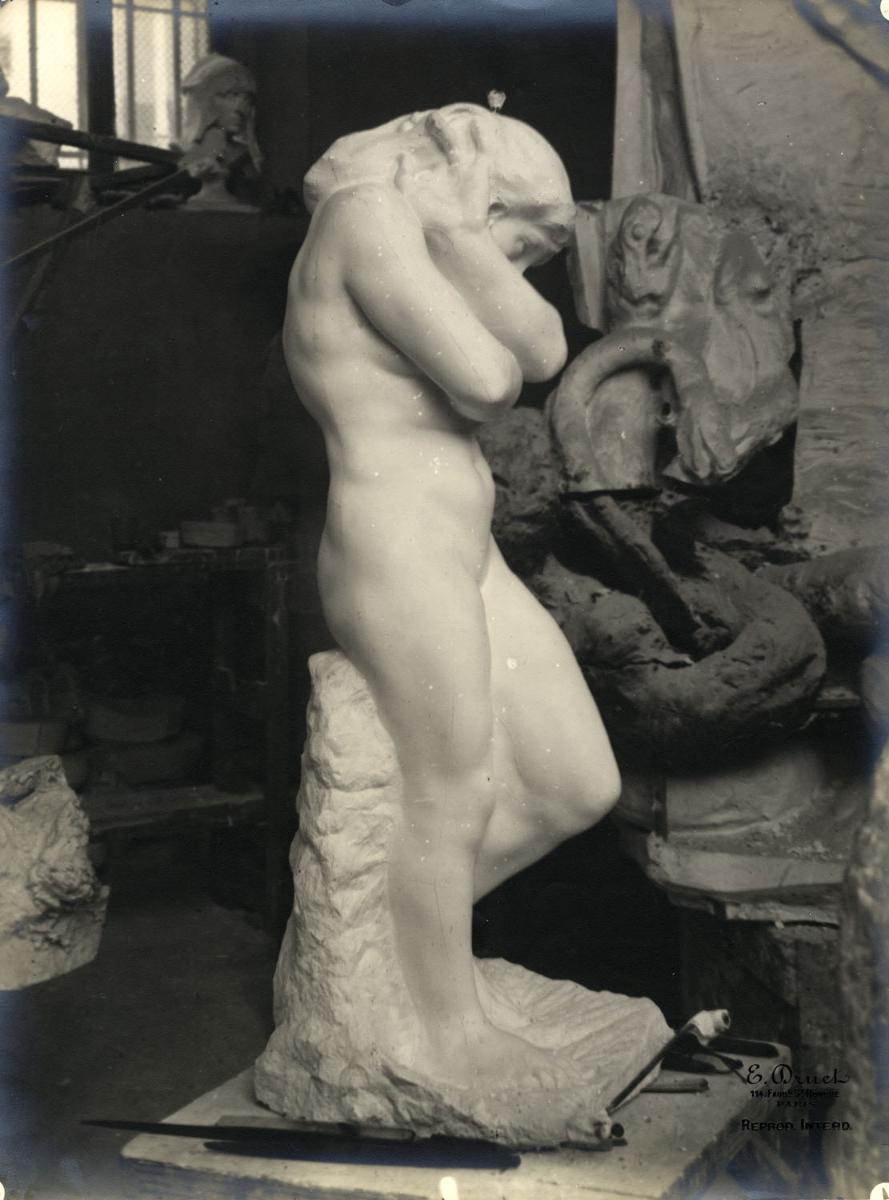 Eva vor Fragmenten des Apollo-Relief im Atelier du Dépôt des marbres, neben der Plinthe Bildhauerwerkzeuge
