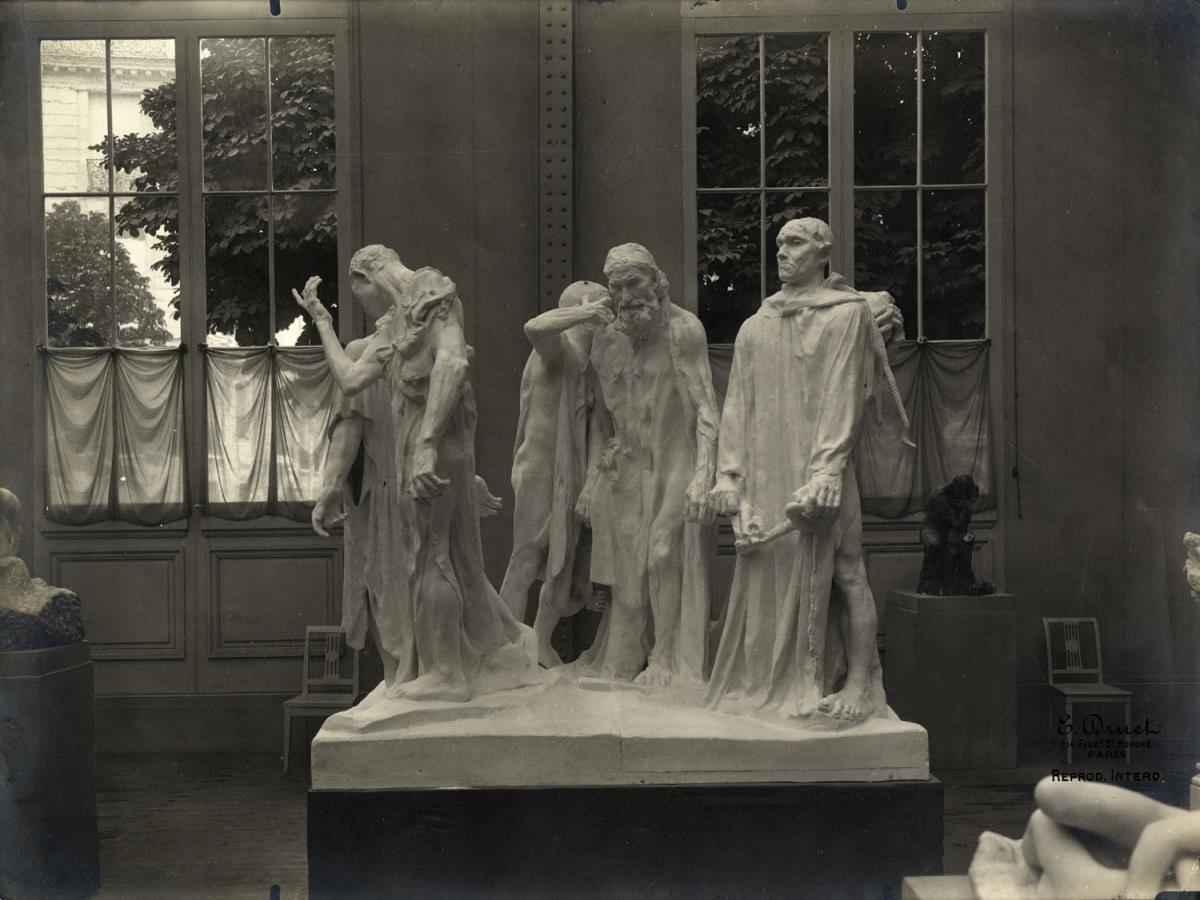 Die Bürger von Calais im Pavillon de l'Alma, im Hintergrund rechts Der Denker