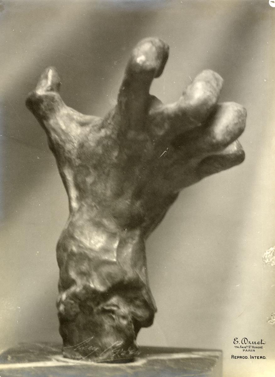 Die verkrampfte Hand im Atelier Druets, vertikal aufgesockelte Version