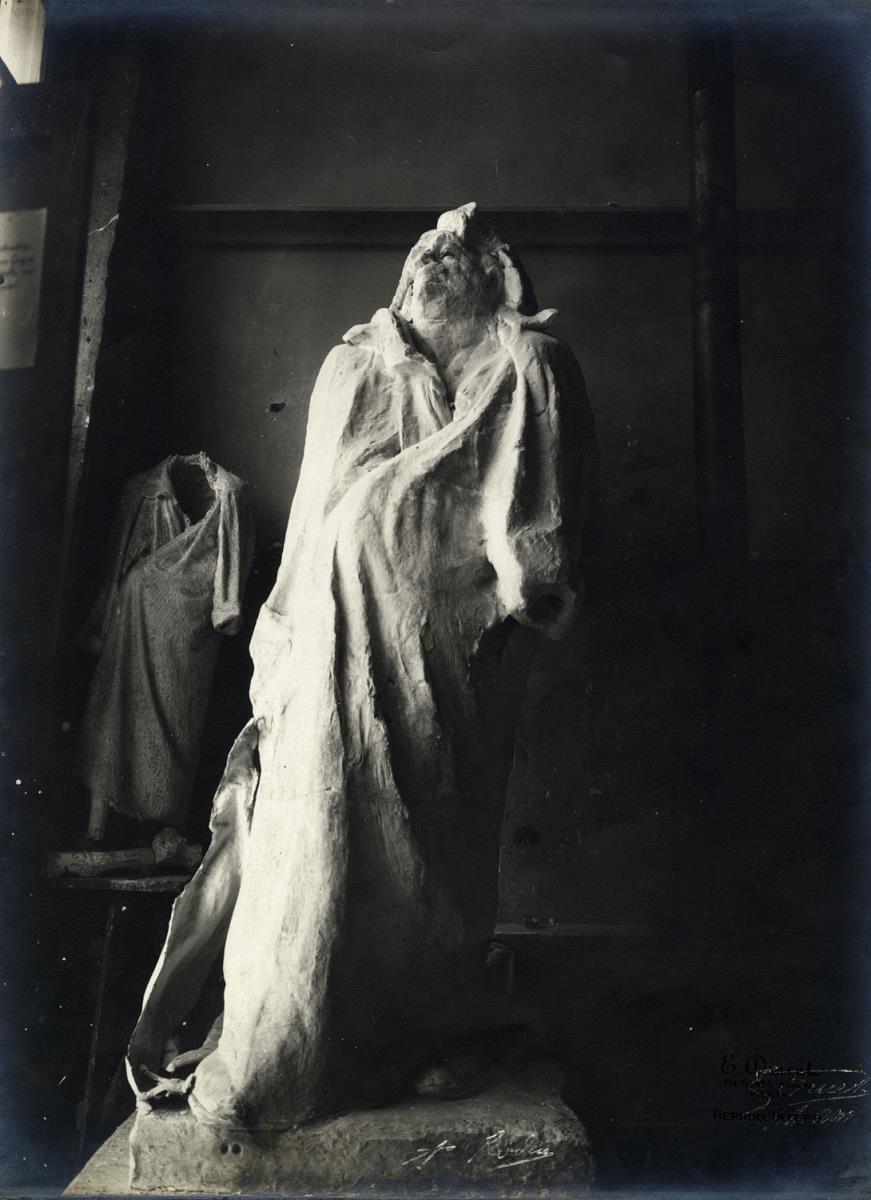 Das Denkmal für Honoré de Balzac im Atelier du Dépôt des marbres, im Hintergrund das in Gips getränkte Mantelmodell