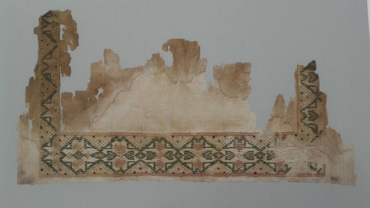 Fragment eines Tuches mit ornamentalem Muster
