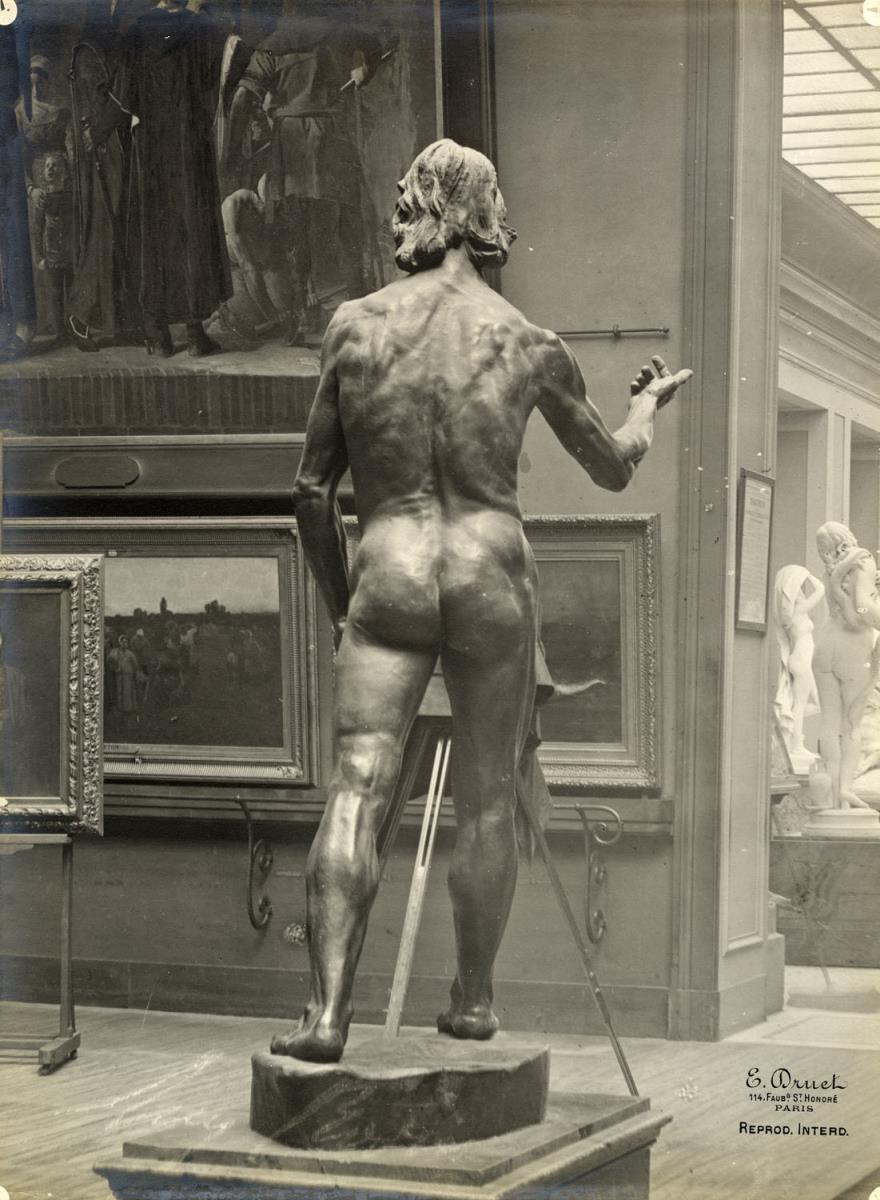 Johannes der Täufer im Musée du Luxembourg, hinter der Figur eine Plattenkamera