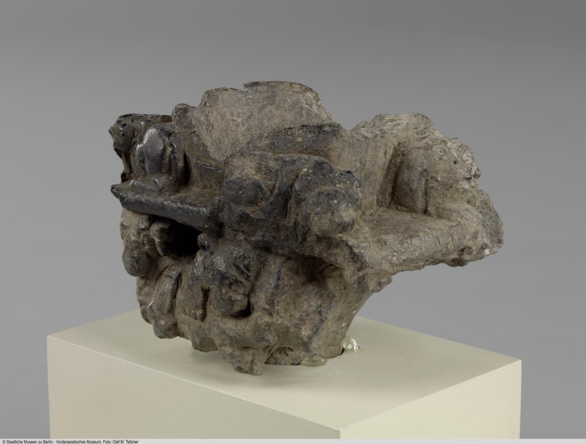 Gefäßfragment mit Reliefdekor