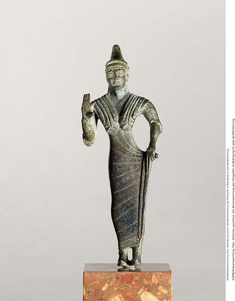 Etruskische Statuette einer Göttin in Gewand und spitzer Mütze, mit Inschrift auf dem Rücken