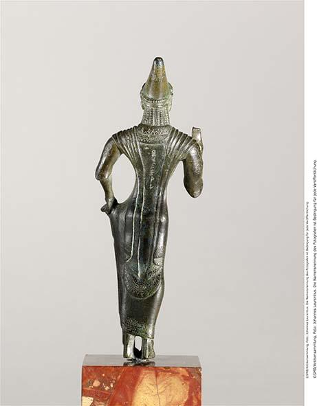 Etruskische Statuette einer Göttin in Gewand und spitzer Mütze, mit Inschrift auf dem Rücken