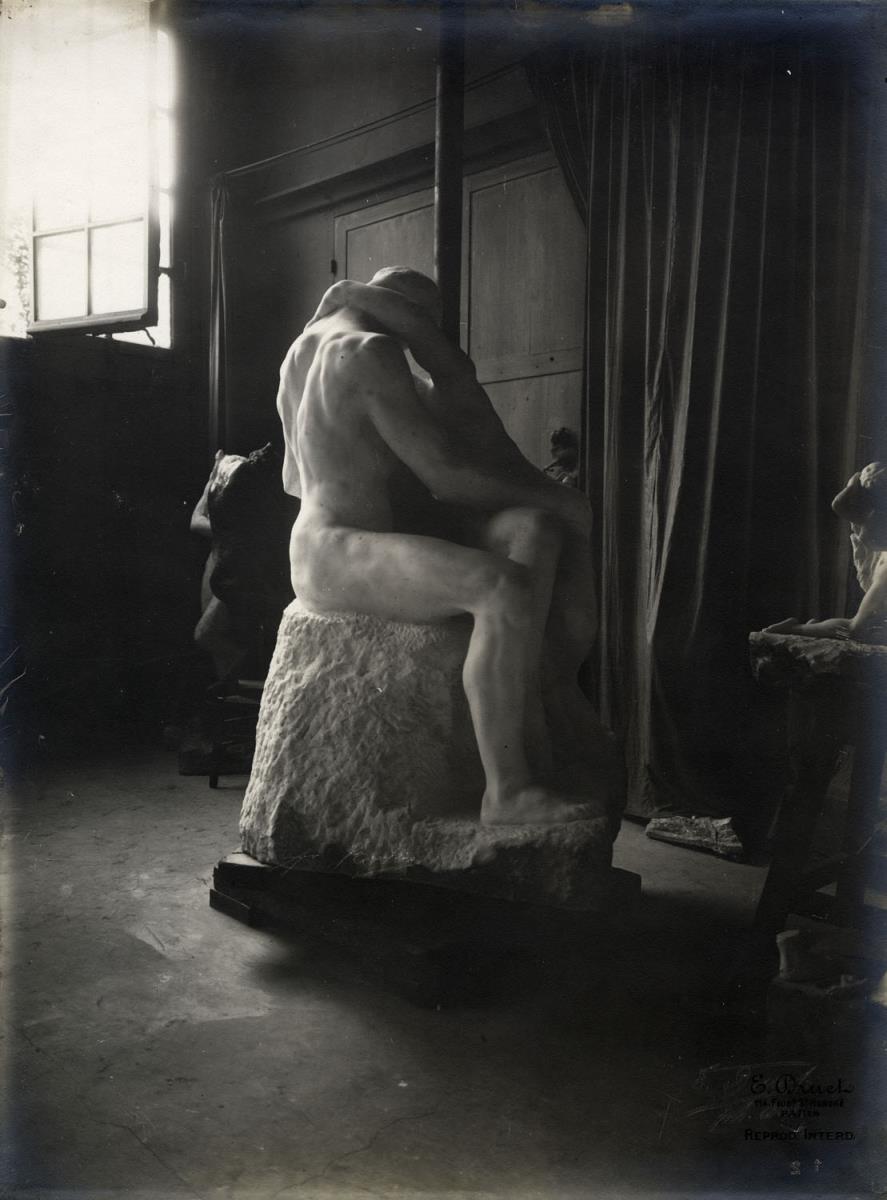 Der Kuß im Atelier du Dépôt des marbres, im Hintergrund links die Bronze- und Marmorversionen der Eva