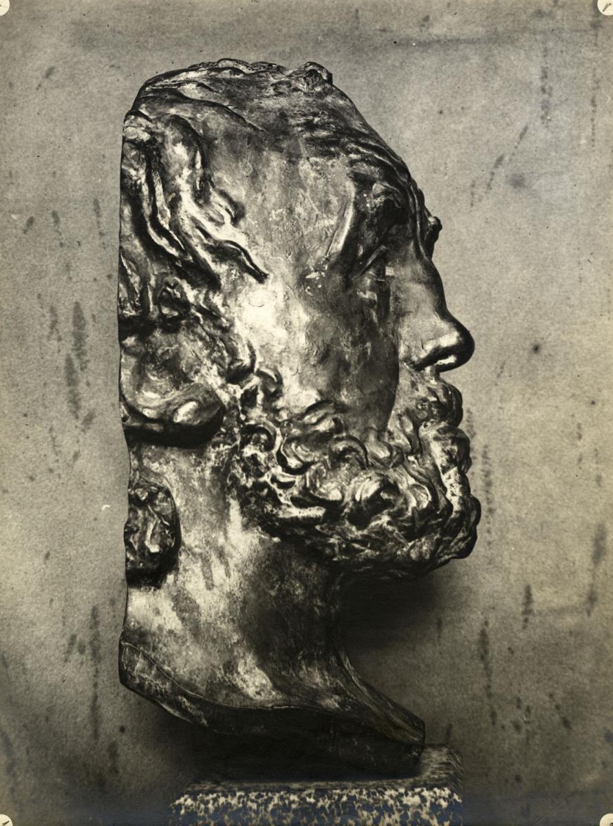 Der Mann mit der gebrochenen Nase (Profil) vor der fleckigen Wand im Atelier du Dépot des marbres