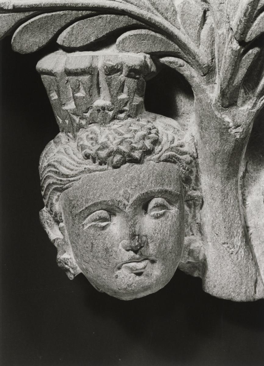 Erzählende Szene, evtl. Fragment aus einer Szene des Dahinscheidenden Buddha (mahaparinirvana): Yaksha in Shala-Baum, Kopf einer Stadtgöttin und eines Klagenden