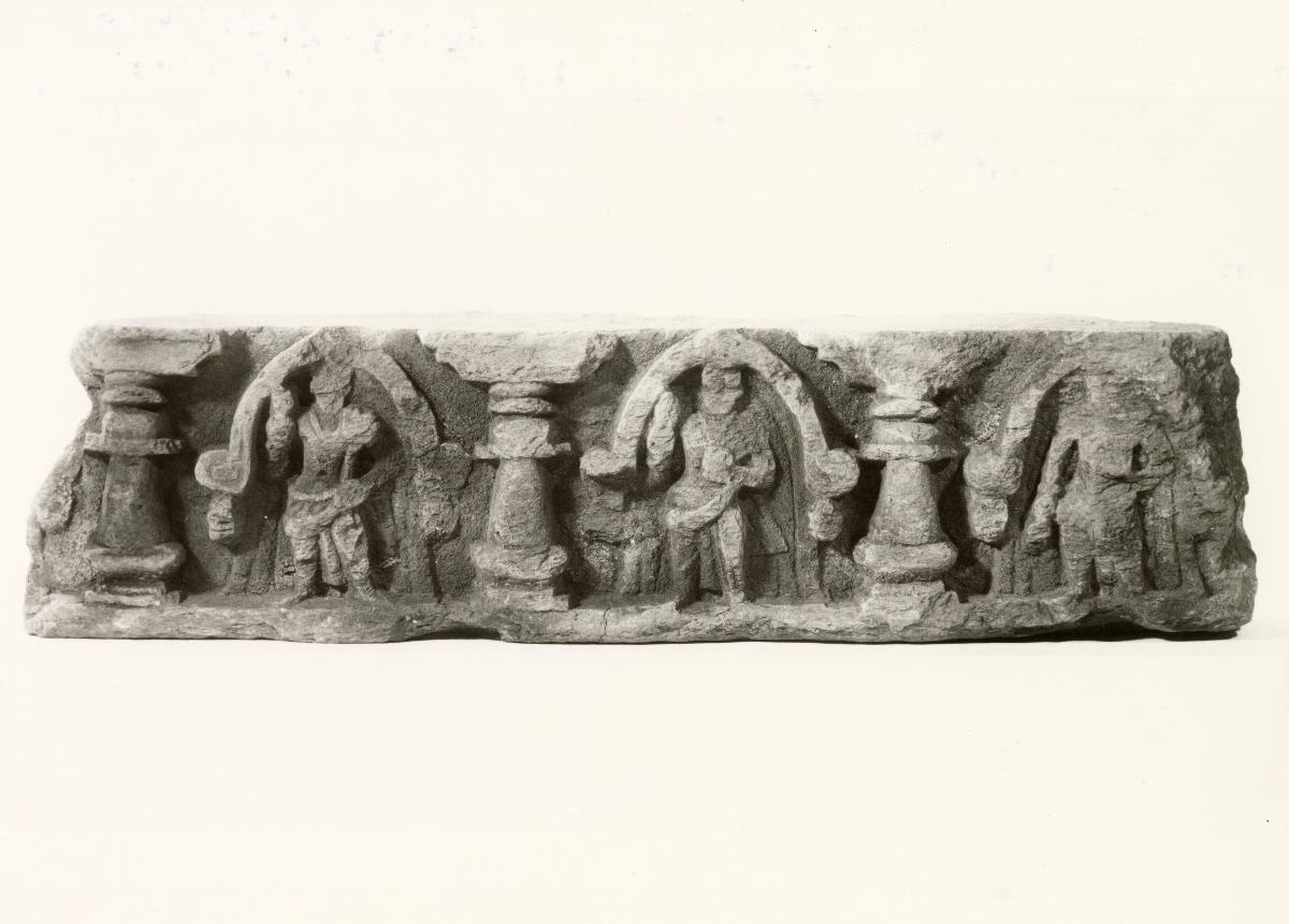 Schmuckfries (Fragment): Drei stehende männliche Figuren jeweils unter einem Chaitya-Bogen