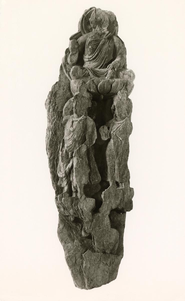 Teil einer komplexen Szene (Fragment): Sitzender Buddha (oben); zwei stehende Turbanträger jeweils auf Lotossockel (unten)