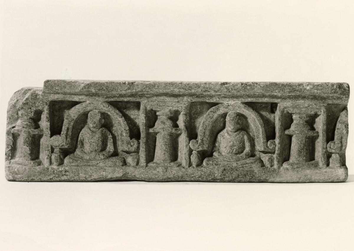 Schmuckfries (Fragment): Zwei meditierende Buddhas jeweils unter einem Chaitya-Bogen