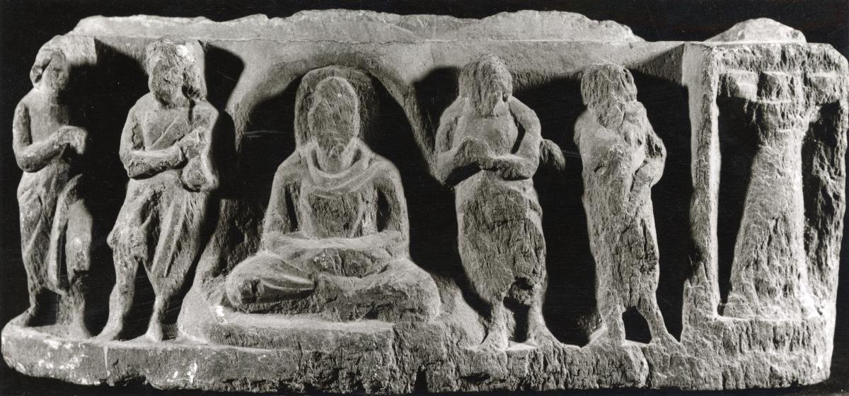 Erzählende Szene (Fragment): Vier männliche Figuren (darunter Vajrapani links?) nähern sich dem in einer Höhle meditierenden Buddha (Indrashailaguha ?)