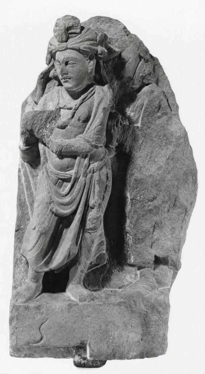 Erzählende Szene (Fragment eines großen Reliefs): Gestalt eines stehenden Adoranten mit Turban (und Schale in der Hand? Lokapala?)