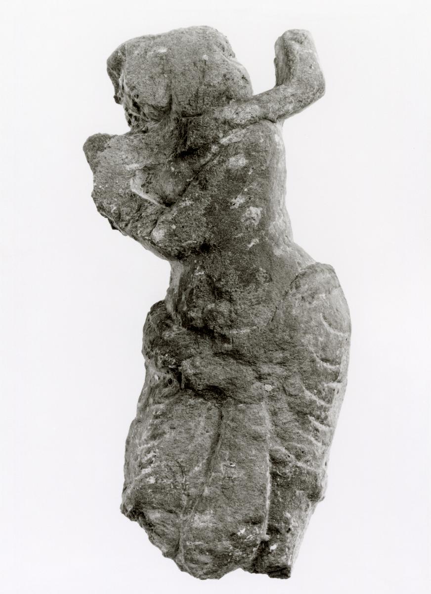 Unidentifizierte männliche Figur (Fragment), die einen Gegenstand schultert (Jäger aus der Kleidertauschszene?)